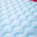 Blauwe opblaasbare mat met wafelpatroon, gedeeltelijk zichtbaar.
