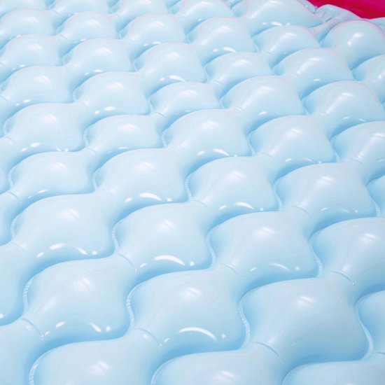 Blauwe opblaasbare mat met wafelpatroon, gedeeltelijk zichtbaar.