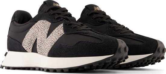 Een paar zwarte New Balance 327 sneakers met beige luipaardprint N-logo en witte zolen.