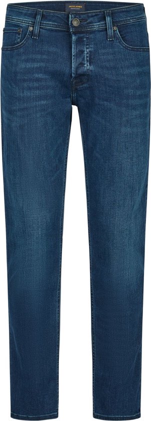 Voorkant van een donkerblauwe spijkerbroek met knoopsluiting, vijf zakken en label.