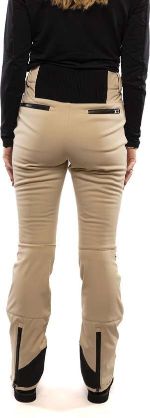 Dames, beige skibroek van achteren gezien, met zwarte accenten bij de enkel.