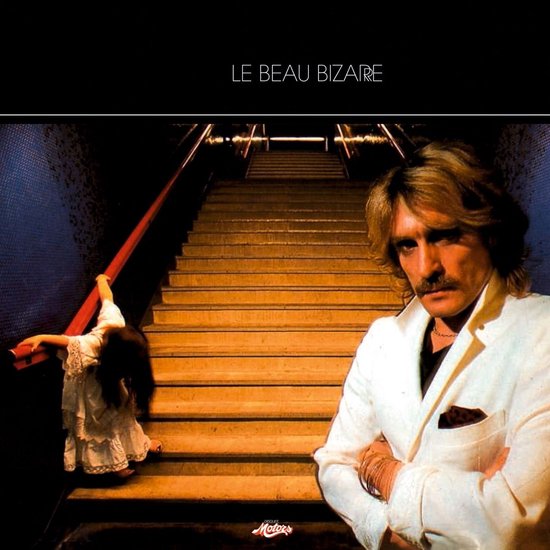 Christophe in wit jasje, vrouw in wit jurkje, trap, LE BEAU BIZARRE