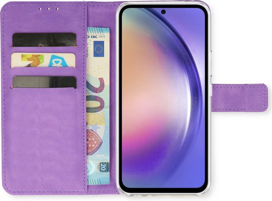 Paars telefoonhoesje in portemonnee-stijl, opengeklapt, met kaarthouders en een eurobiljet, en een telefoon.