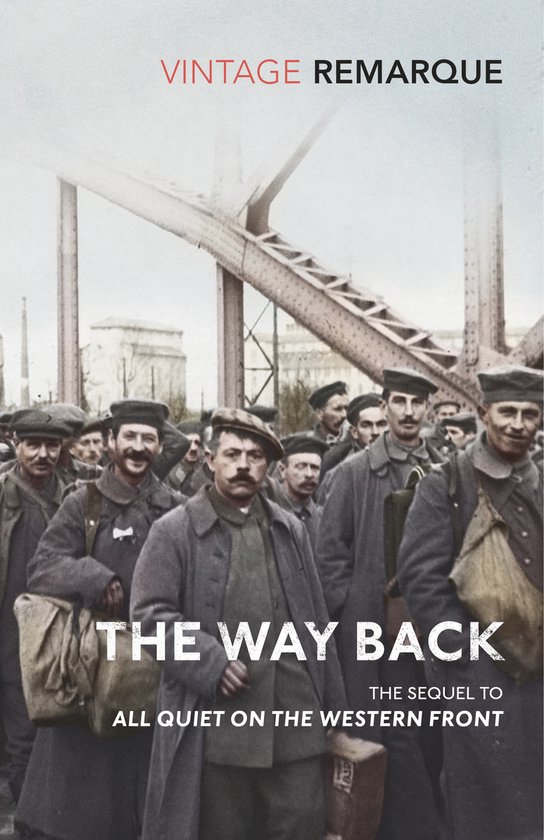 Boekomslag van 'The Way Back'. Een groep soldaten met koffers, in uniform en petten, staat voor een brug. Tekst: 'VINTAGE REMARQUE', 'THE WAY BACK', 'THE SEQUEL TO ALL QUIET ON THE WESTERN FRONT'.
