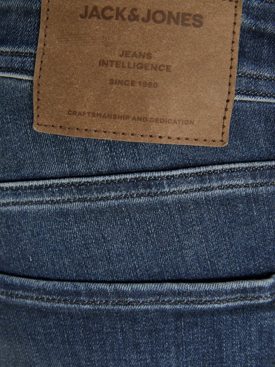 Close-up van de leren patch met 'JACK&JONES JEANS INTELLIGENCE SINCE 1990' op een blauwe jeans.
