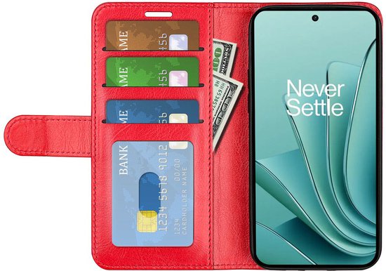 Rood wallet book case met vier kaarten en bankbiljetten. Een telefoon met 'Never Settle' logo is geplaatst.