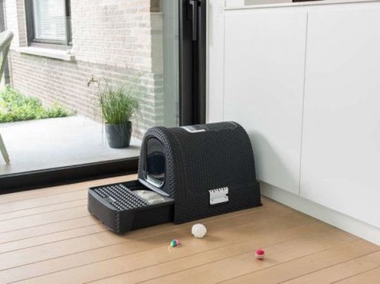 Zwarte Curver kattenbak met vlechtwerktextuur, met lade en een mat.