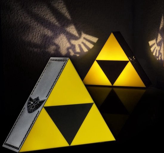 Twee driehoekige lampen, één met zilveren Hylian crest, de andere met gele/zwarte Triforce.