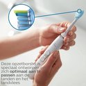 Hand die een Philips Sonicare tandenborstel vasthoudt met een C3 opzetborstel, close-up van de borstelharen.