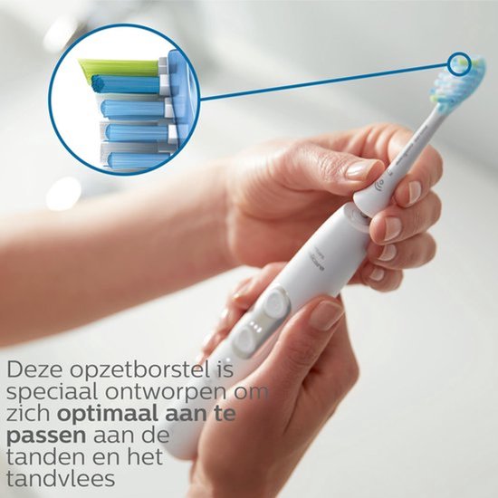Hand die een Philips Sonicare tandenborstel vasthoudt met een C3 opzetborstel, close-up van de borstelharen.