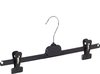 Zwarte kunststof knijperhanger van 40 cm met metalen haak, van voren gezien met twee verstelbare clips.