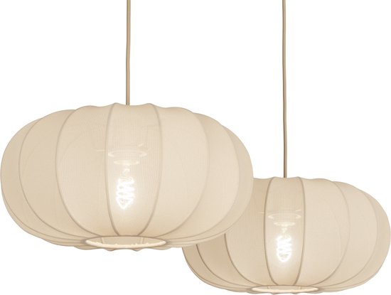 Twee beige linnen hanglampen met ribbelstructuur, hangend aan dunne koorden.