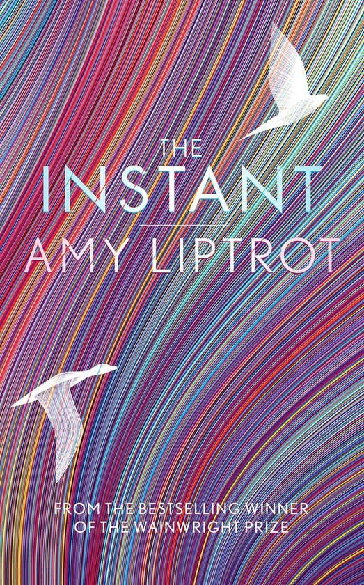 Couverture du livre 'The Instant' d'Amy Liptrot, sur fond de lignes ondulées multicolores avec deux oiseaux blancs.