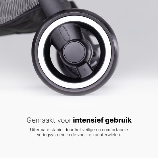 Close-up van het wiel van een zwarte buggy met een witte rand, gemaakt voor intensief gebruik.