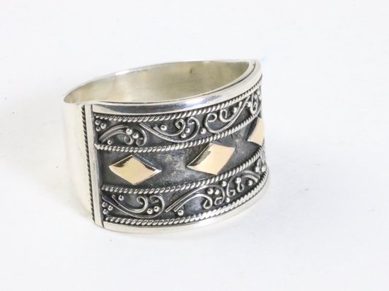 Traditionele bewerkte zilveren ring met 18k gouden decoraties