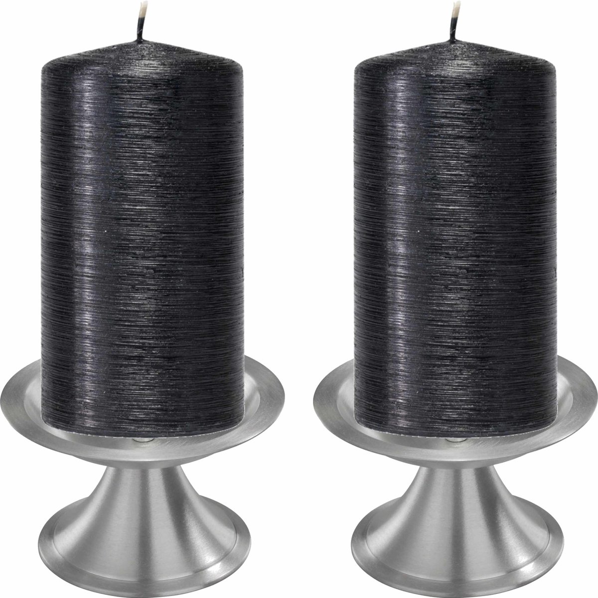 Set van 2x zwarte cilinderkaarsen/stompkaarsen 7 x 13 cm met 2x zilveren metalen kaarsenhouders