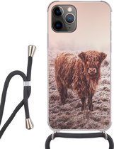 Hoesje met koord Geschikt voor iPhone 11 Pro - Schotse Hooglanders - Sneeuw - Zon - Siliconen - Crossbody - Backcover met Koord - Telefoonhoesje met koord - Hoesje met touw