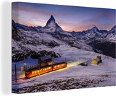 Canvas Schilderij Trein door het besneeuwde landschap in Zwitserland bij zonsopkomst - 30x20 cm - Wanddecoratie