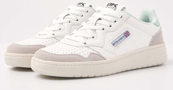 Paar witte sneakers met lichtgrijze suède details en mintgroene accenten. Met Brits vlaglogo en 'BRITISH KNIGHTS' tekst.