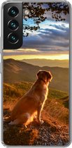 Geschikt voor Samsung Galaxy S22 hoesje - Een Golden Retriever kijkend naar de zonsondergang - Siliconen Telefoonhoesje