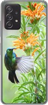 Geschikt voor Samsung galaxy a73 hoesje - Close-up van een kleurrijke vogel naast planten met oranje bloemen - Siliconen Telefoonhoesje