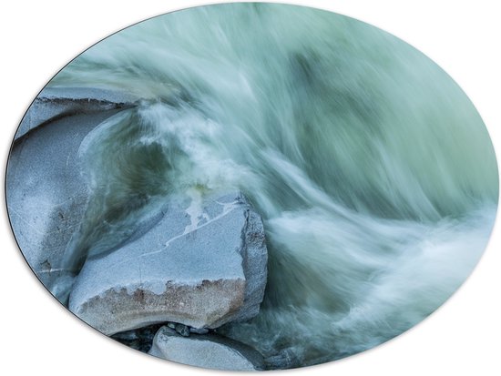 WallClassics - Dibond Ovaal - Blauw Stromend Water langs Stenen - 108x81 cm Foto op Ovaal (Met Ophangsysteem)