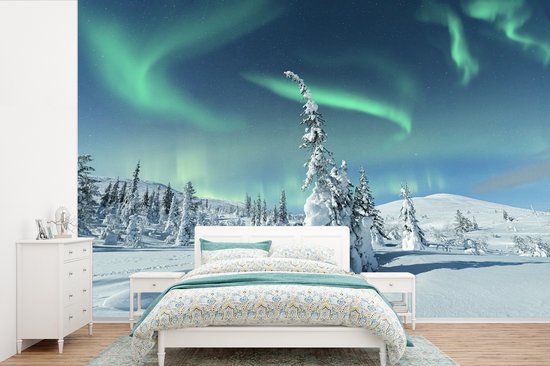 Behang - Fotobehang Noorderlicht - Sneeuw - Landschap - Winter - Den - Breedte 390 cm x hoogte 260 cm