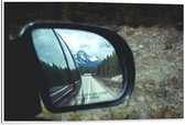 WallClassics - Dibond - Uitzicht op Sneeuwberg in Autospiegel - 105x70 cm Foto op Aluminium (Met Ophangsysteem)