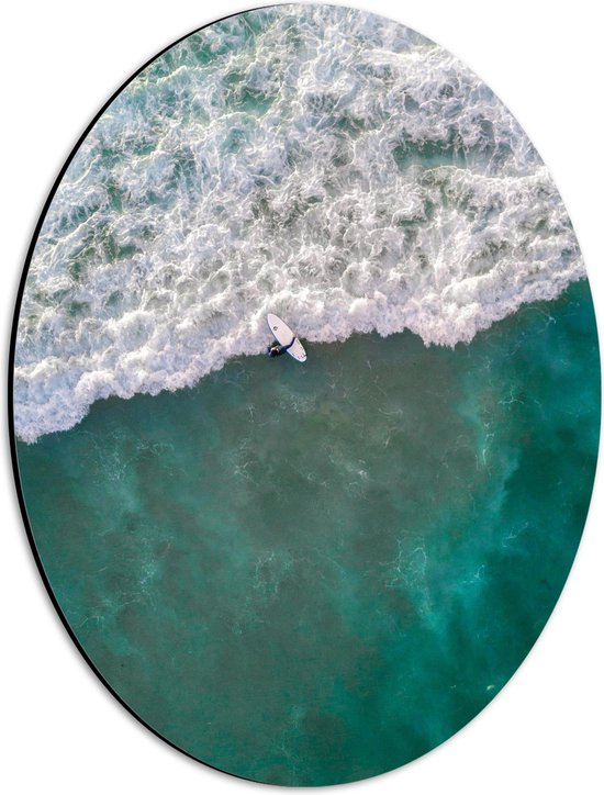 WallClassics - Dibond Ovaal - Bovenaanzicht van Surfer bij Schuimgolf - 30x40 cm Foto op Ovaal (Met Ophangsysteem)