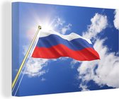 Canvas Schilderij De vlag van Rusland wappert in de lucht - 90x60 cm - Wanddecoratie