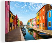 Canvas Schilderij Kanaal door het kleurrijke eiland Burano in Venetië - 120x80 cm - Wanddecoratie