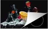 KitchenYeah® Inductie beschermer 90x52 cm - Water - Fruit - Sinaasappel - Aardbei - Kers - Zwart - Kookplaataccessoires - Afdekplaat voor kookplaat - Inductiebeschermer - Inductiemat - Inductieplaat mat