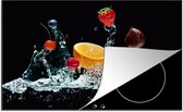 KitchenYeah® Inductie beschermer 76x51.5 cm - Water - Fruit - Sinaasappel - Aardbei - Kers - Zwart - Kookplaataccessoires - Afdekplaat voor kookplaat - Inductiebeschermer - Inductiemat - Inductieplaat mat