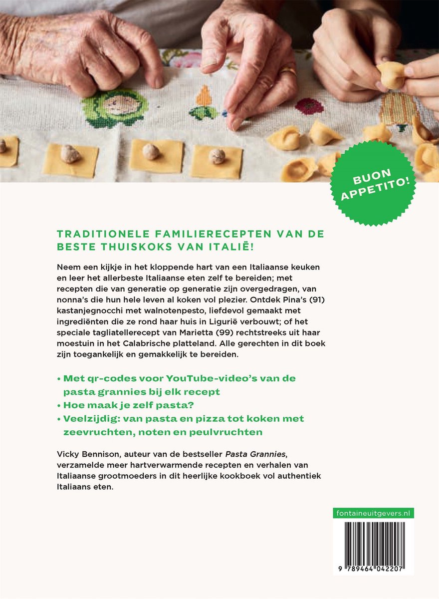 Oude handen maken ravioli. Boven de foto staat "Traditionele familierecepten van de beste thuiskoks van Italië!".
