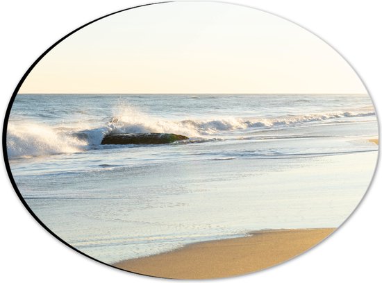 WallClassics - Dibond Ovaal - Klotsende Golven op het Strand - 28x21 cm Foto op Ovaal (Met Ophangsysteem)