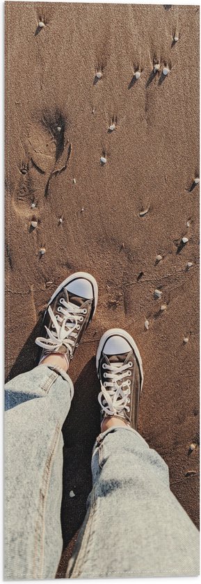 WallClassics - Vlag - Sneakers op Nat Zand op Strand - 20x60 cm Foto op Polyester Vlag