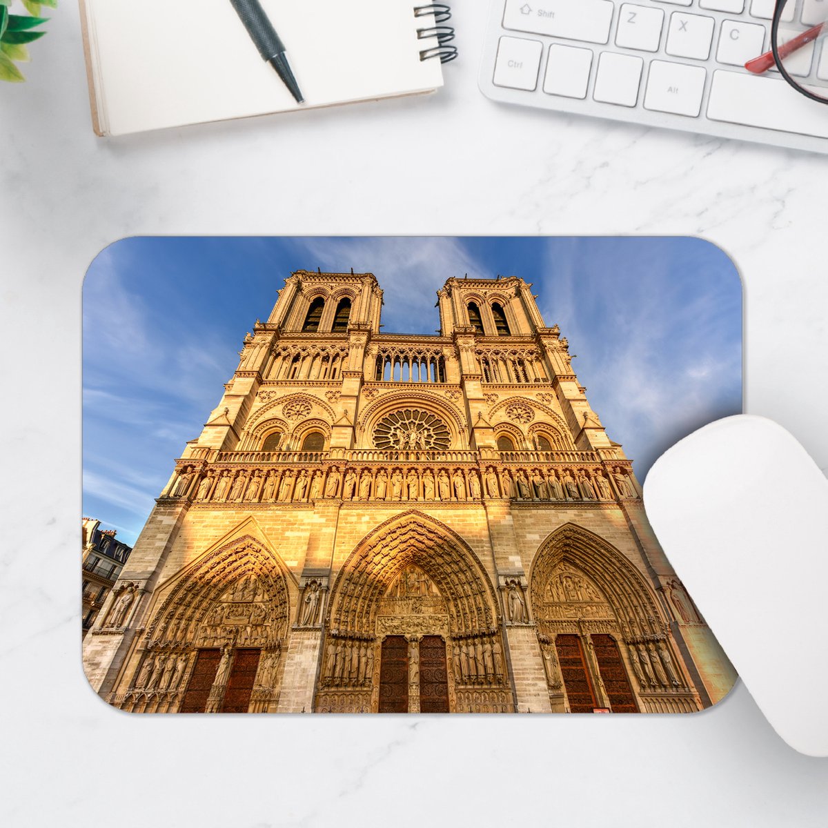 Muismat - Vooraanzicht van de Notre Dame in Parijs - 25x18 cm - 2 mm Dik - Muismat van Vinyl