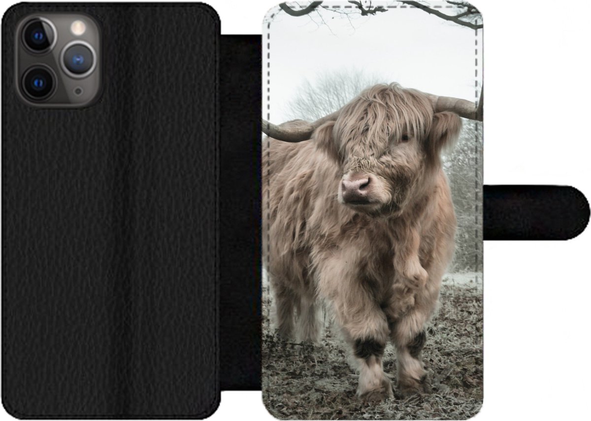 Telefoonhoesje Geschikt voor iPhone 11 Pro telefoonhoesje - Schotse hooglander - Natuur - Herfst - Dieren - Wild - Bos - Met vakjes - Wallet case met magneetsluiting