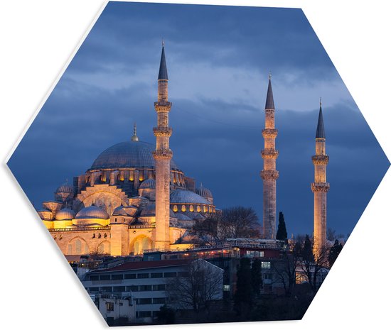 WallClassics - PVC Schuimplaat Hexagon - Zijaanzicht van Süleymaniye Moskee in de Nacht in Istanbul, Turkije - 50x43.5 cm Foto op Hexagon (Met Ophangsysteem)