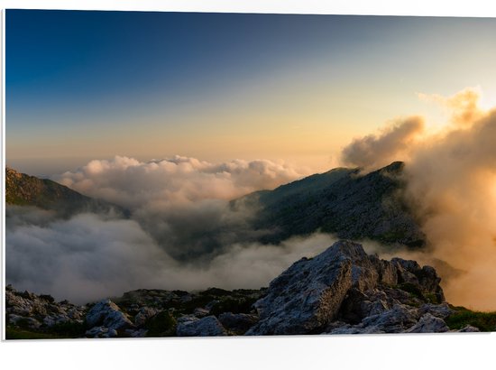PVC Schuimplaat- Dicht Wolkenveld Liggend op de Top van Bergen - 75x50 cm Foto op PVC Schuimplaat