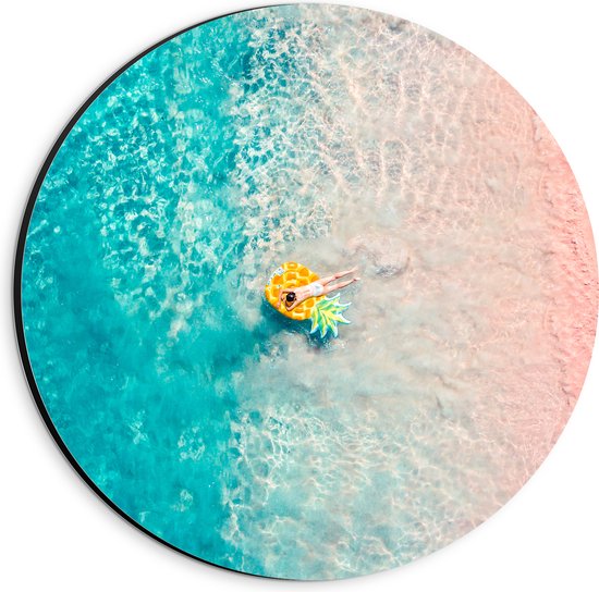 Dibond Muurcirkel - Bovenaanzicht van Vrouw Liggend op Floatie in Heldere Oceaan - 20x20 cm Foto op Aluminium Muurcirkel (met ophangsysteem)