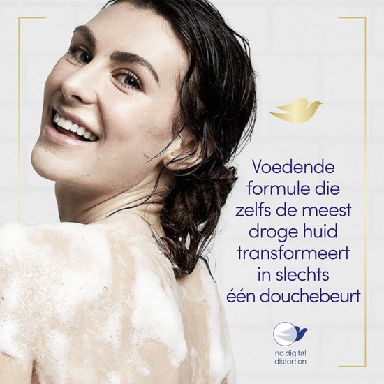 Vrouw met gesloten ogen en nat haar, bedekt met schuim, lachend in de douche.