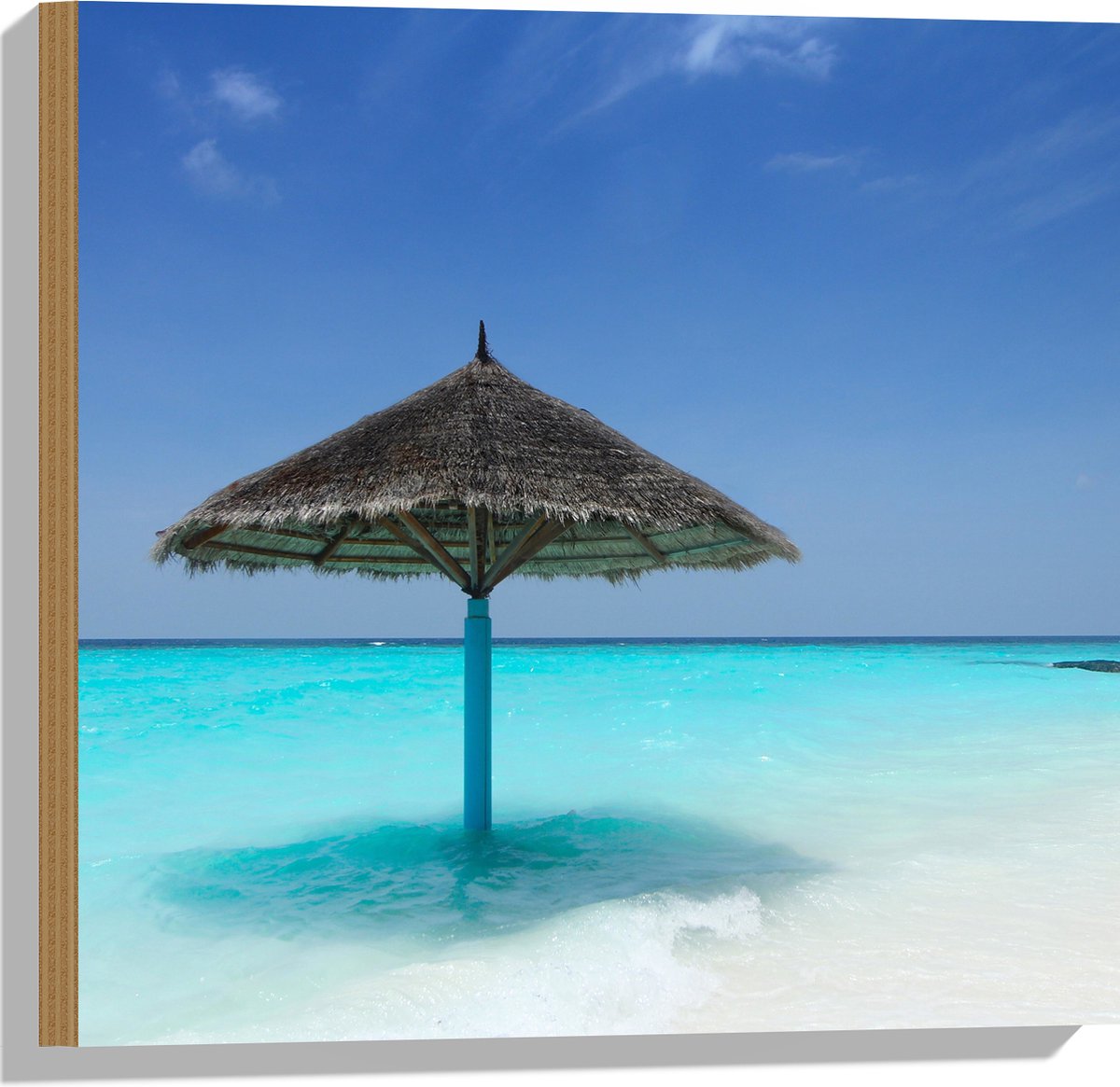 Hout - Rieten Parasol op het Strand bij het Blauwe Water - 50x50 cm - 9 mm dik - Foto op Hout (Met Ophangsysteem)