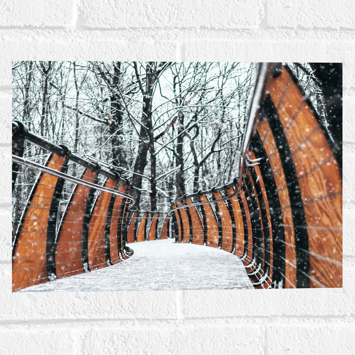 Muursticker - Hekwerk in Ondergesneeuwd Bos - 40x30 cm Foto op Muursticker
