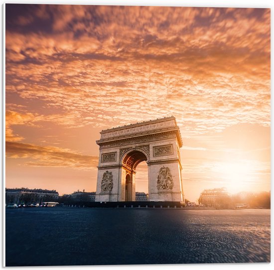 PVC Schuimplaat - Felle Zonsondergang achter Arc de Triomphe in Parijs, Frankrijk - 50x50 cm Foto op PVC Schuimplaat (Met Ophangsysteem)