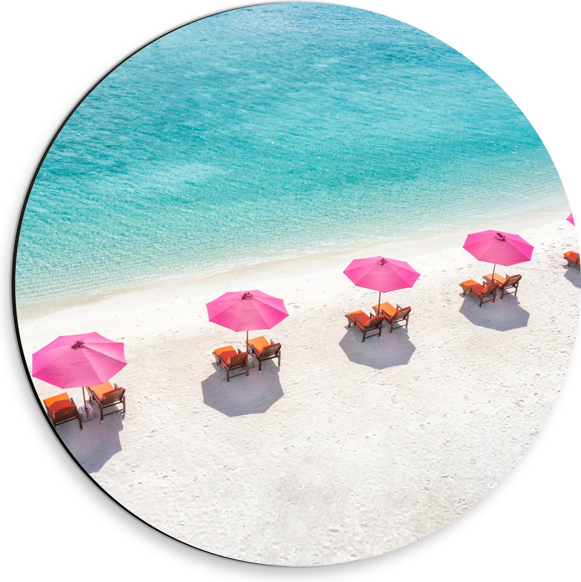 Dibond Muurcirkel - Ligbedden onder Roze Parasols op het Witte Strand bij Blauwe Oceaan - 30x30 cm Foto op Aluminium Muurcirkel (met ophangsysteem)