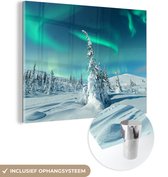 MuchoWow® Glasschilderij 40x30 cm - Schilderij acrylglas - Noorderlicht - Sneeuw - Landschap - Winter - Den - Foto op glas - Schilderijen