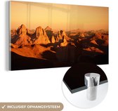 MuchoWow® Glasschilderij 160x80 cm - Schilderij acrylglas - Bergen in de Sahara woestijn tijdens zonsondergang - Foto op glas - Schilderijen