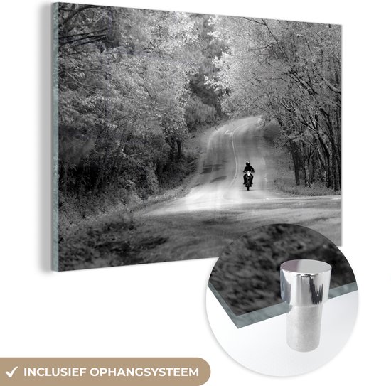 MuchoWow® Glasschilderij 150x100 cm - Schilderij acrylglas - Motor tussen de herfstbomen - zwart wit - Foto op glas - Schilderijen