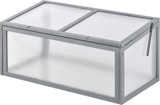 Grijze houten mini-kas met transparante polycarbonaat panelen, gesloten.